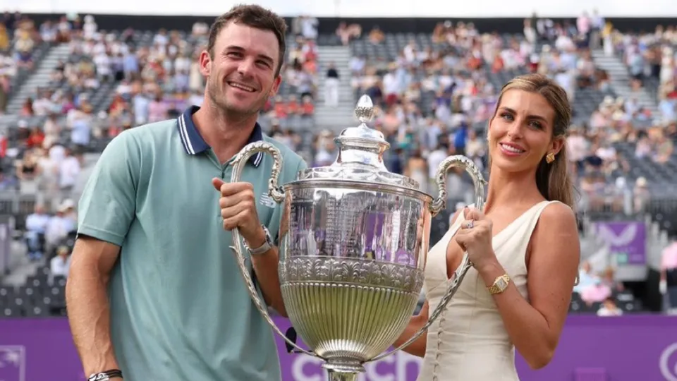 'She is the trophy'- Fans react to Tommy Paul's girlfriend Paige Lorenze posing with the Queens trophy- WATCH