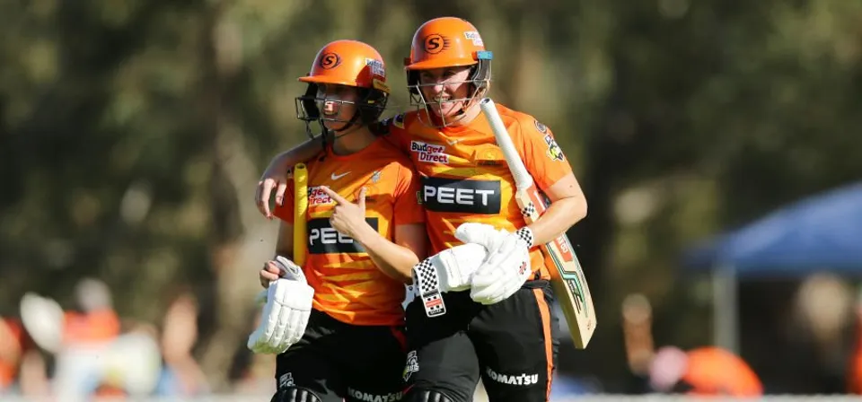 Beth Mooney's unbeaten 99 helps Perth Scorchers beat table topper Sydney Sixers