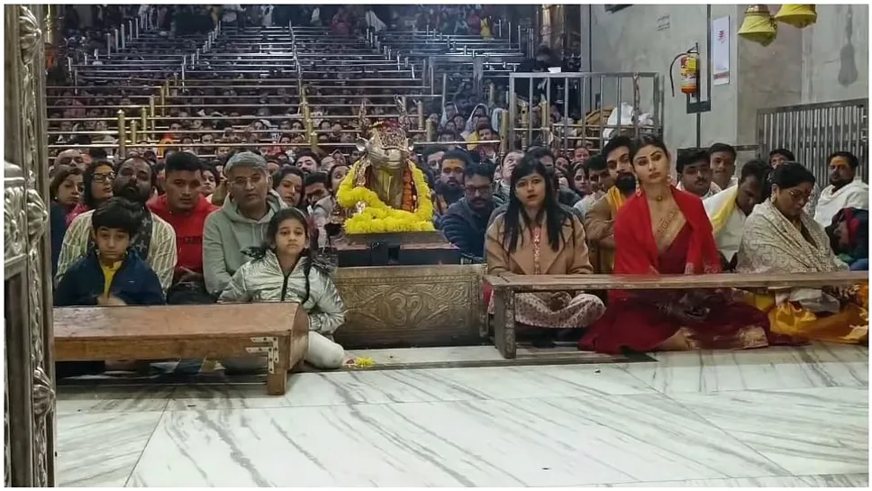 TV Acress Mouni Roy Visited Ujjain Mahakal Participated in Bhasma Aarti Photos News in Hindi