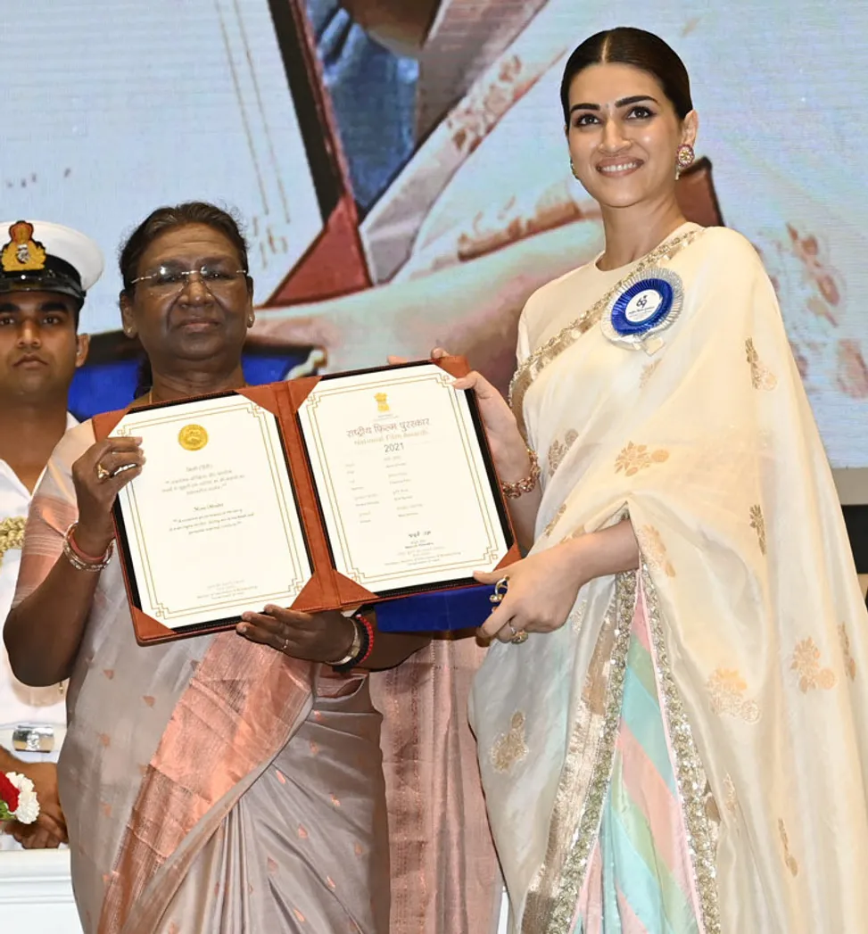 File:Kriti Sanon wins National Award for Mimi.jpg - Wikimedia Commons