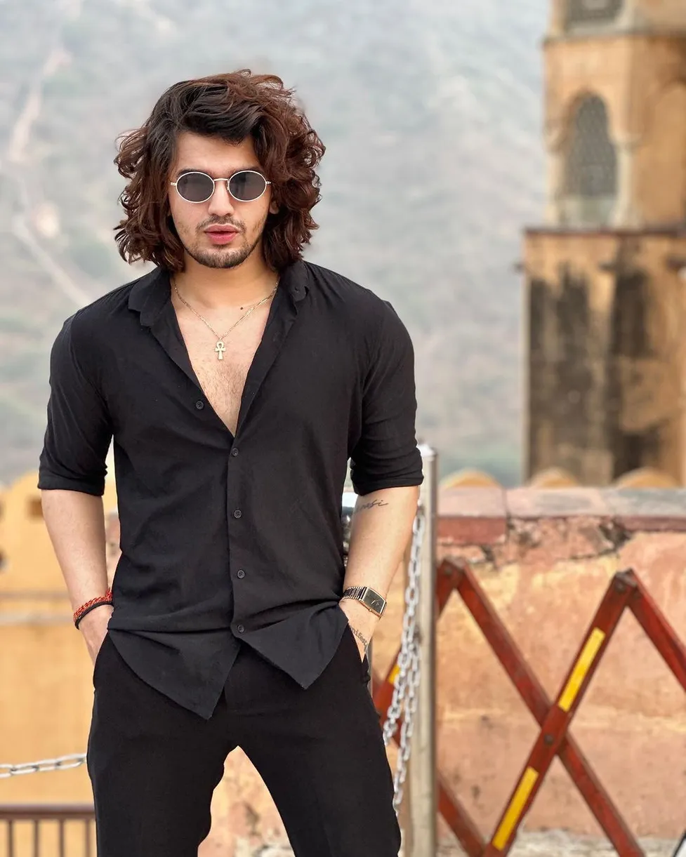 मिल‍ियन में फॉलोअर्स-किलर लुक्स, बिग बॉस में एक्टर्स को टक्कर देगा ये  मुंडा, कौन है ये? - Internet sensation youtuber vishal pandey in bigg boss  ott romantic looks 9m followers tough ...