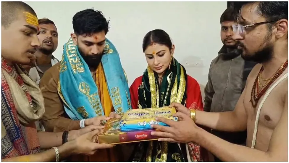 Tv Acress Mouni Roy Visited Ujjain Mahakal Participated In Bhasma Aarti  Photos News In Hindi - Amar Ujala Hindi News Live - Mouni Roy:'नागिन' ने  किए बाबा महाकाल के दर्शन, भस्म आरती