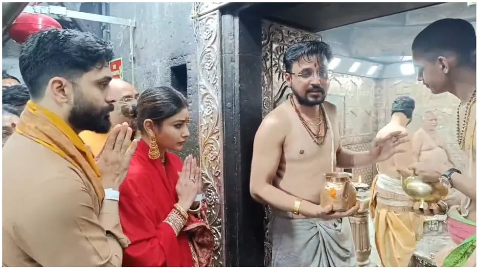 Tv Acress Mouni Roy Visited Ujjain Mahakal Participated In Bhasma Aarti  Photos News In Hindi - Amar Ujala Hindi News Live - Mouni Roy:'नागिन' ने  किए बाबा महाकाल के दर्शन, भस्म आरती