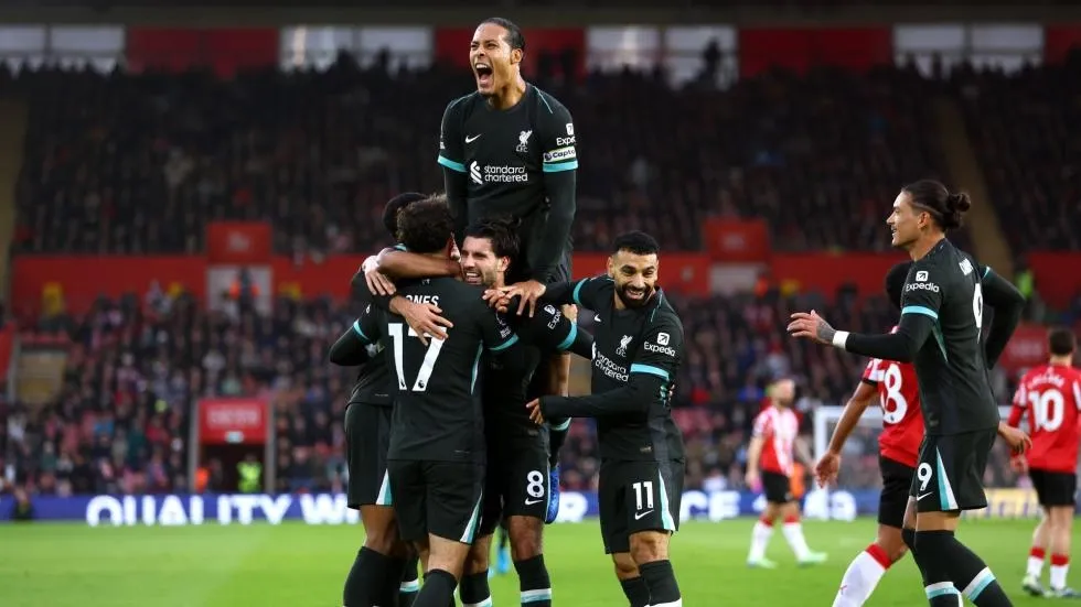 Van Dijk Celebrates with his teammates when they scored against Southampton- Sportz Point.com