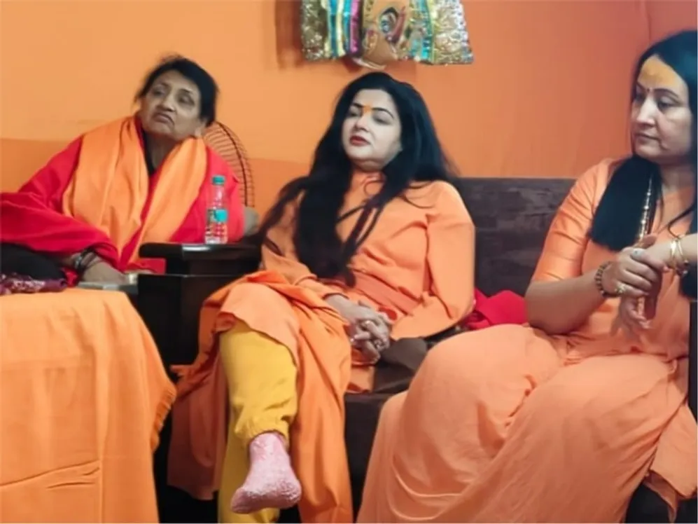 बता दें कि ममता कुलकर्णी ने बॉलीवुड की कई सुपरहिट फिल्मों में काम किया. जिसमें वो शाहरुख खान और सलमान खान जैसे स्टार्स के साथ नजर आई थी.