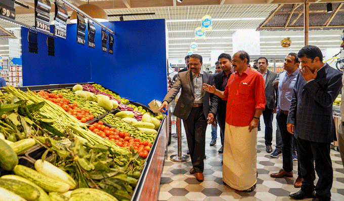 ജൈവപച്ചക്കറികളടക്കം ഉപഭോക്താക്കളിലേയ്ക്കെത്തിച്ച് ലുലു ഹൈപ്പര്‍മാര്‍ക്കറ്റിന്റെ വിഷുച്ചന്ത