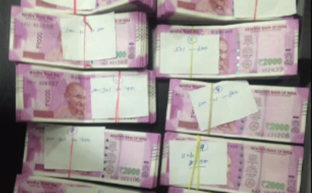 Delhi: I-T department seizes Rs 30 lakh including new currency notes from Sunar Jewellers in Karol Bagh