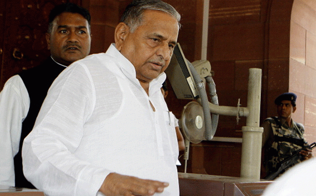 SP ticket war: Mulayam to hold meeting of all MLAs after Akhilesh's expulsion