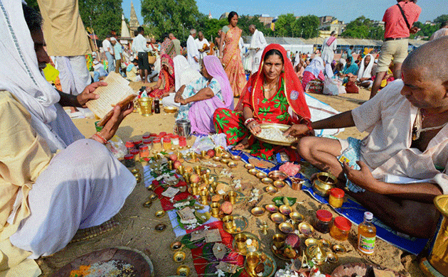 शहीदों और अजन्मी बेटियों के लिए महिलाओं ने किया पिंडदान