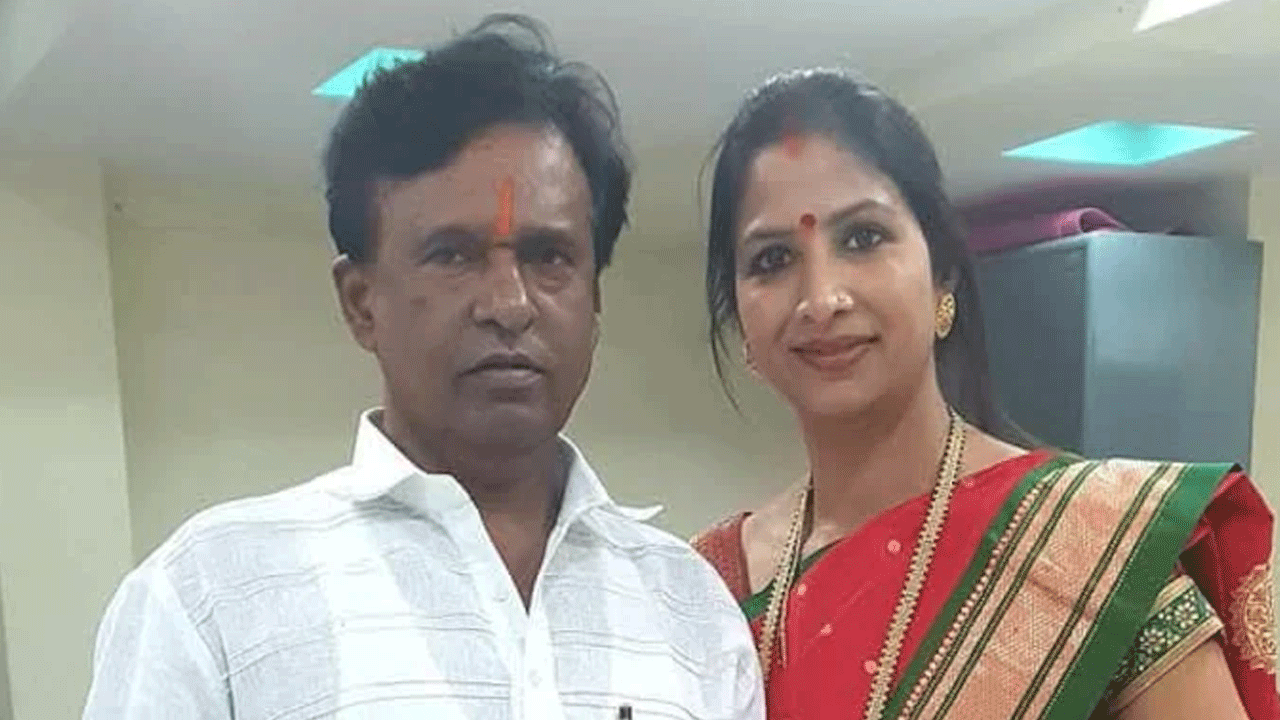 Ex-Samajwadi MLA, wife